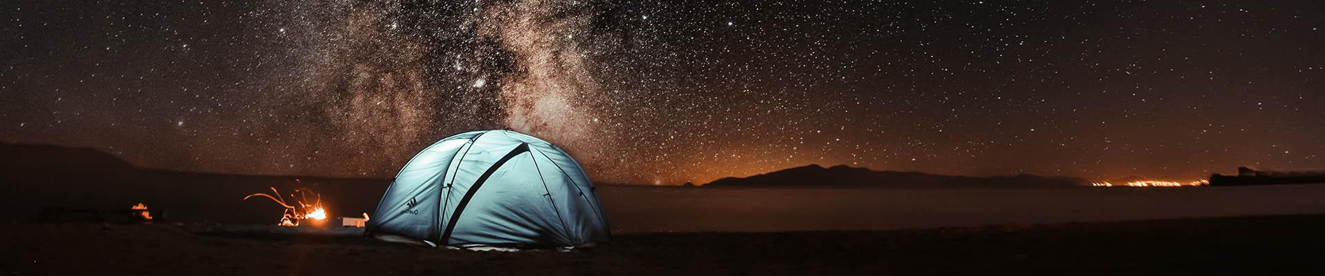 在繁星点点的夜晚，在沙漠里搭起一顶蓝色的帐篷